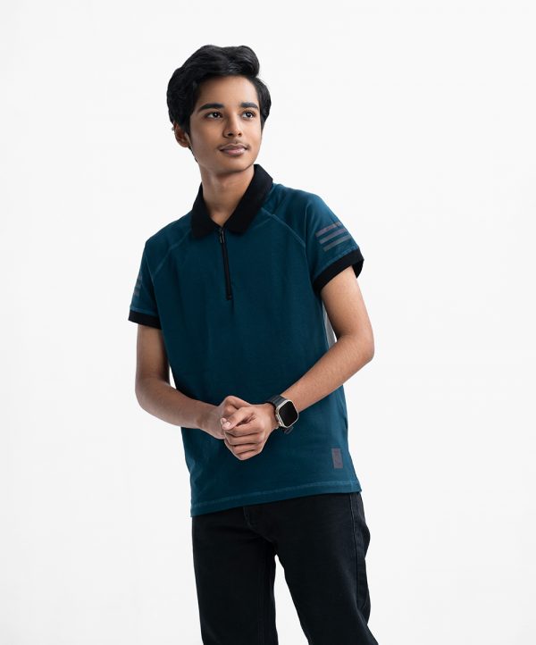 Teen boys short-sleeved polo shirt in cotton pique fabric and rib collar.