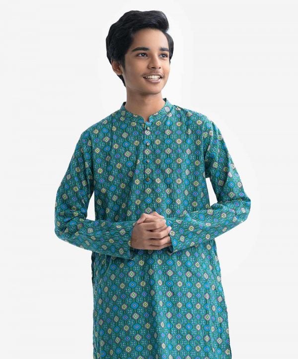 Teen boy's panjabi in printed cotton fabric. Mandarin collar, full sleeves and inseam pockets.
