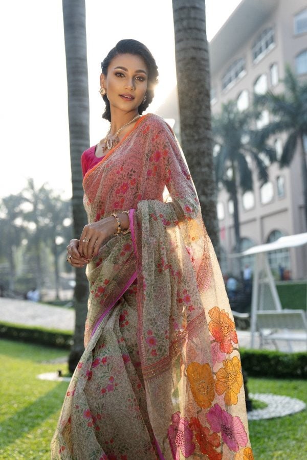 Women's printed exclusive saree in muslin fabric. Karchupi at achal with beautiful tassels.
