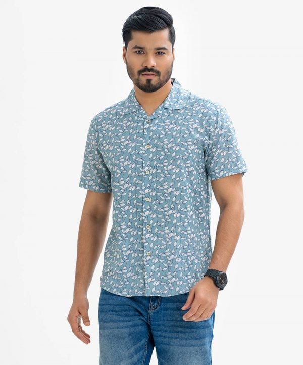 Men's printed short-sleeved casual shirt in cotton fabric. Cuban collar, button fastening at the front.