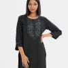Women's straight kameez in crepe fabric. Round neck, karchupi at the front and three-quarter sleeved.