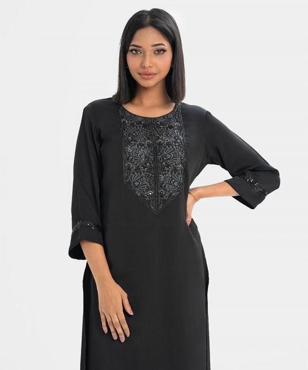 Women's straight kameez in crepe fabric. Round neck, karchupi at the front and three-quarter sleeved.