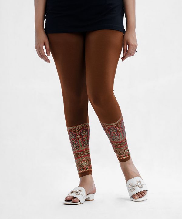 Women's leggings in cotton knit fabric. Concealed elasticated waistline and print at the hemline.