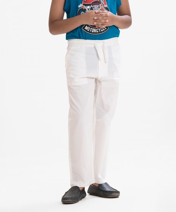 Kid's aligor pajama in cotton fabric. Two side pockets are at the side with an adjustable drawstring.