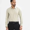 Men's slim fit business formal shirt in cotton blended fabric.Classic collar and long sleeves with adjustable button cuff.