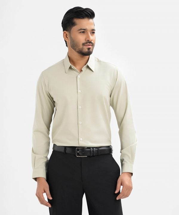 Men's slim fit business formal shirt in cotton blended fabric.Classic collar and long sleeves with adjustable button cuff.