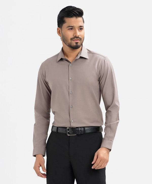 Men's slim fit business formal shirt in cotton blended fabric.Classic collar and long sleeves with adjustable button cuff.