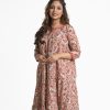 Tie-dye printed maternity tunic in blended cotton fabric. U-neck, three-quarter sleeves and flattering hemline.