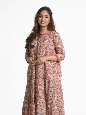 Tie-dye printed maternity tunic in blended cotton fabric. U-neck, three-quarter sleeves and flattering hemline.
