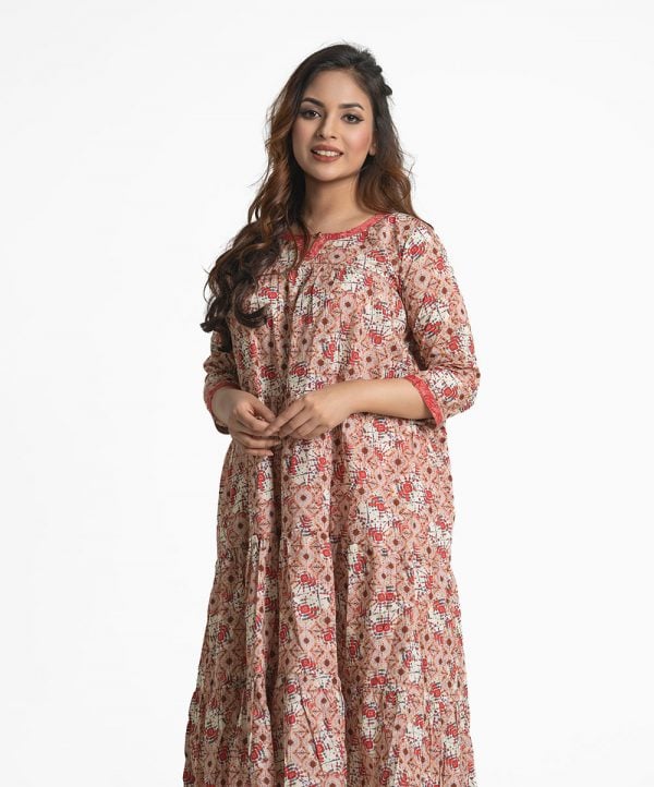 Tie-dye printed maternity tunic in blended cotton fabric. U-neck, three-quarter sleeves and flattering hemline.