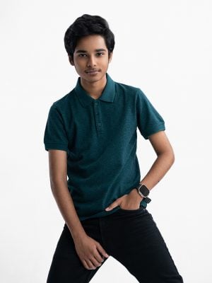 Teen boy's slim fitted polo shirt in blended cotton knit fabric. Classic collar, short-sleeves and a straight-cut hem.