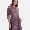 Printed A-line tunic in crepe fabric. Three-quarter sleeved. round neck and karchupi at the front.