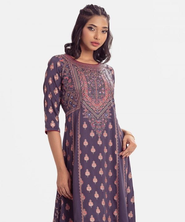 Printed A-line tunic in crepe fabric. Three-quarter sleeved. round neck and karchupi at the front.
