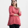 Printed A-line tunic in georgette fabric. Round neck, three-quarter sleeves with roll-up. Karchupi at the front.