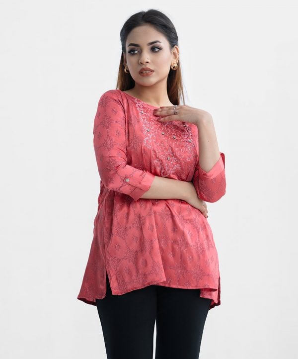 Printed A-line tunic in georgette fabric. Round neck, three-quarter sleeves with roll-up. Karchupi at the front.