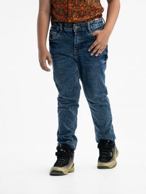 Kid boys long pant in denim fabric. Five pockets and a zipper fly with a metal button.