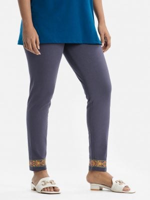 Women's leggings in cotton knit fabric. Concealed elasticated waistline and print at the hemline.