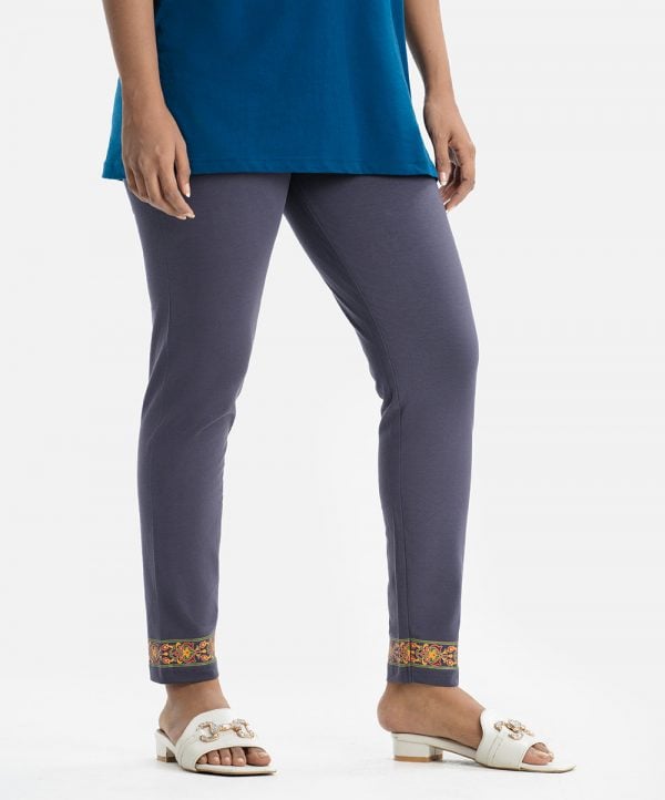 Women's leggings in cotton knit fabric. Concealed elasticated waistline and print at the hemline.