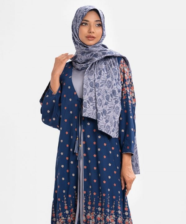 Printed abaya set in zoom fabric. V-neck. Attached patch at the front and full-sleeved. A georgette dupatta with tassel tie.