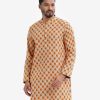 Men's semi fitted panjabi in cotton fabric. Mandarin collar, inseam pockets and button fastening at the front.