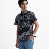 Teen boys printed short-sleeve shirt in cotton fabric. Classic collar, button fastening and a front pocket.