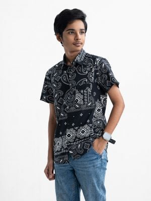 Teen boys printed short-sleeve shirt in cotton fabric. Classic collar, button fastening and a front pocket.
