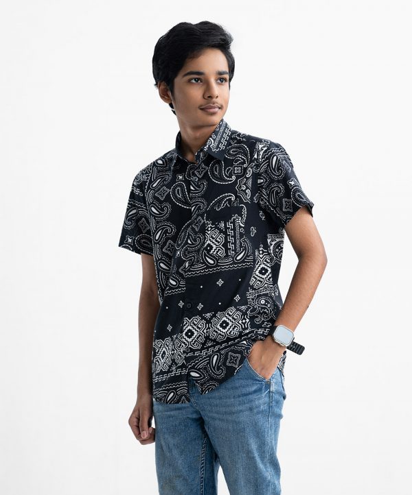 Teen boys printed short-sleeve shirt in cotton fabric. Classic collar, button fastening and a front pocket.