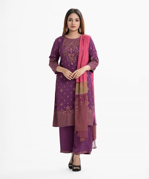 Women's printed Salwar Kameez in crepe fabric. Boat neck, three-quarter sleeves and karchupi at the front of kameez. Chiffon dupatta with palazzo pants.