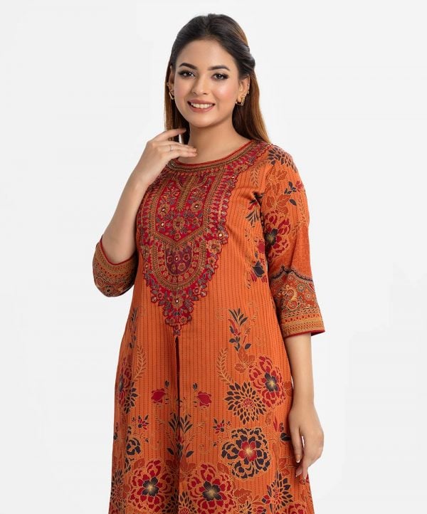 Printed A-line front slit kameez in crepe fabric. Round neck, three-quarter sleeved. Karchupi at the front.