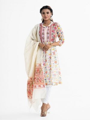 Printed A-line salwar kameez in cotton fabric. Stand collar, three-quarter sleeved. Embroidery at the front and viscose inner. Completed with culotte pant and half silk printed dupatta.