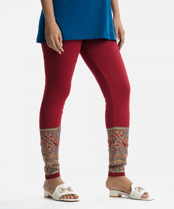 Women's leggings in cotton knit fabric. Concealed elasticated on the waistline and print at the hemline.