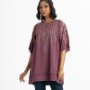 Printed straight tunic in georgette fabric. Round neck, kimono sleeved. Embroidery at the front and line stitching at the hemline.