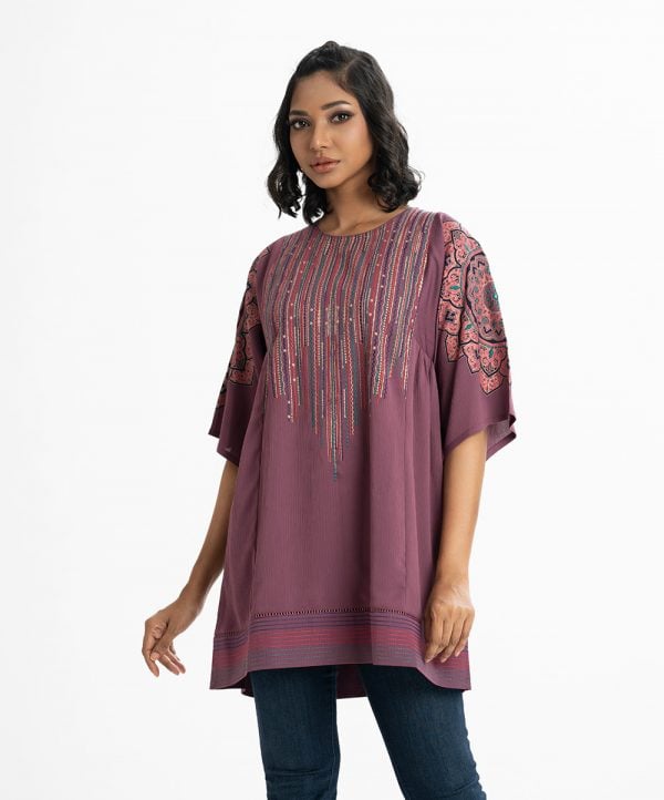 Printed straight tunic in georgette fabric. Round neck, kimono sleeved. Embroidery at the front and line stitching at the hemline.