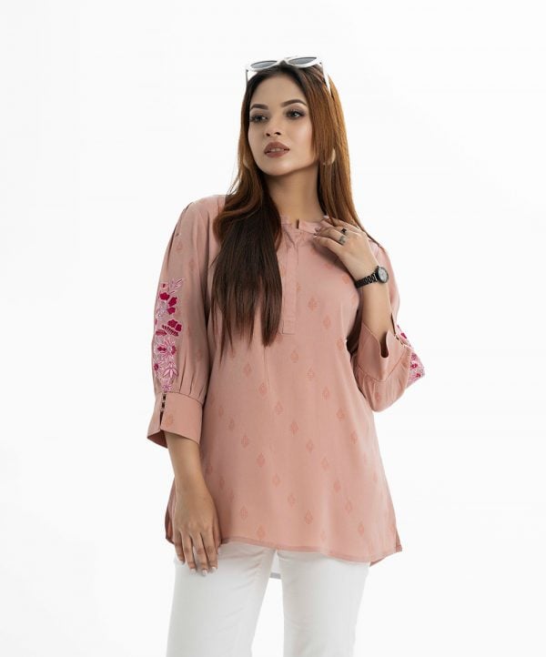 Printed short tunic in zoom fabric. Round neck, bishop sleeved with embroidery and karchupi.