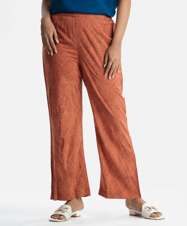 Women's palazzo in crepe fabric. Concealed elasticated waistline.