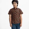 Kid boys short-sleeved casual shirt in printed cotton fabric. Classic collar, a chest pocket and button fastening at the front.