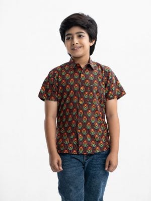 Kid boys short-sleeved casual shirt in printed cotton fabric. Classic collar, a chest pocket and button fastening at the front.