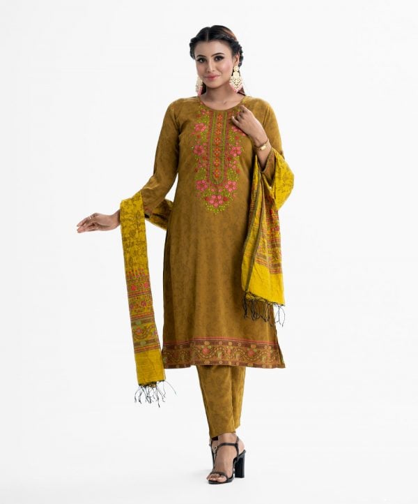 Women's printed Salwar Kameez in joom fabric. Round neck, three-quarter sleeves and karchupi at the front of kameez. Half-silk dupatta with pant pajamas.