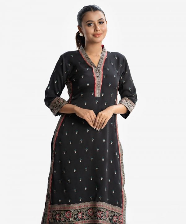 Women's printed three quarter straight kameez in crepe fabric. Attached patched at the v neck, hemline and side slits.
