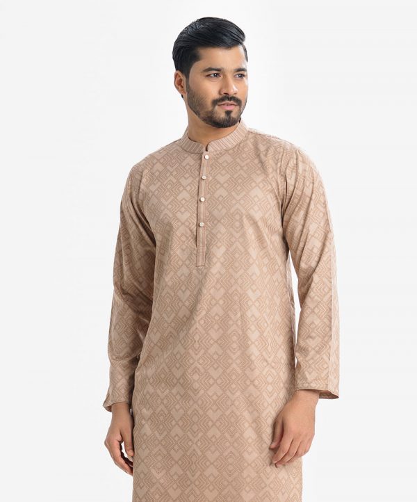 Men's printed semi fitted panjabi in cotton fabric. Mandarin collar, inseam pockets and button fastening at the front.