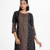 Printed straight kameez in crepe fabric. Round neck, full-sleeved. karchupi at the front.