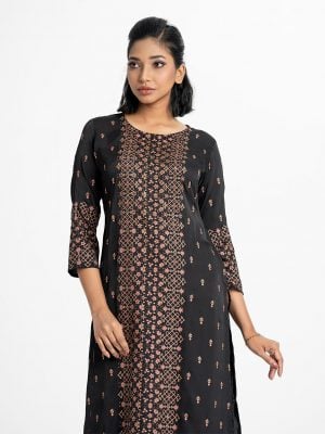 Printed straight kameez in crepe fabric. Round neck, full-sleeved. karchupi at the front.
