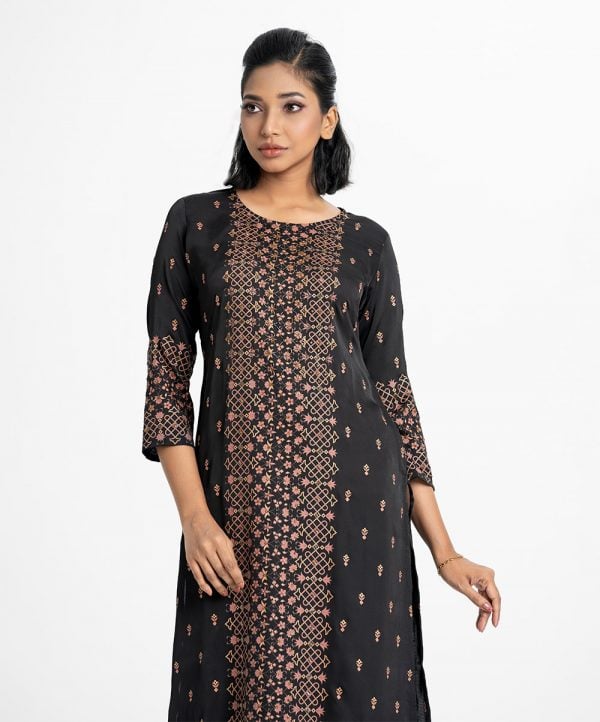 Printed straight kameez in crepe fabric. Round neck, full-sleeved. karchupi at the front.