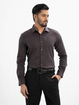 Men's slim fit business formal shirt in jacquard fabric. Classic collar and long sleeves with adjustable button cuff.