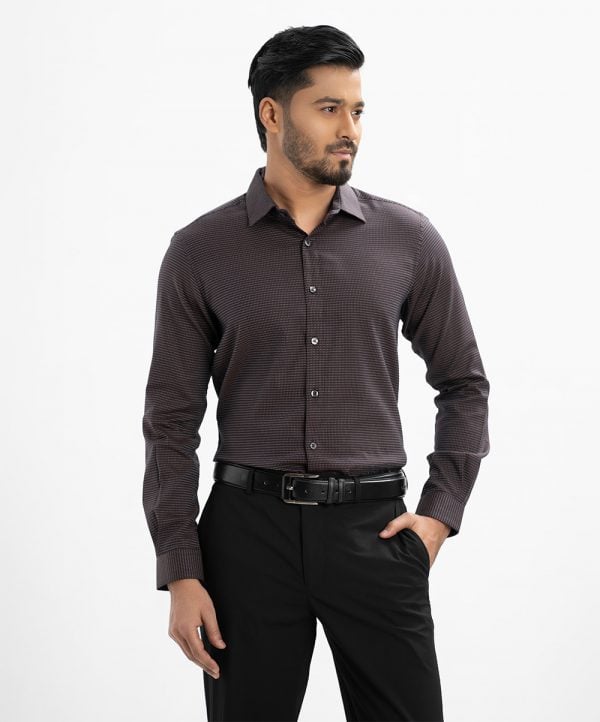 Men's slim fit business formal shirt in jacquard fabric. Classic collar and long sleeves with adjustable button cuff.