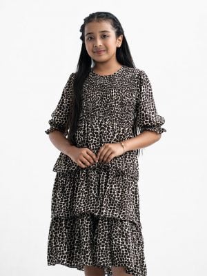 Kid girls tiered style frock in georgette fabric. Round neck, puff-sleeved and smokey at the front.