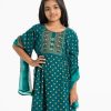 Kids girls salwar kameez in crepe fabric. Round neck, bell- sleeved. gathered waistline and karchupi at the front kameez. Cullots pant and chiffon dupatta .