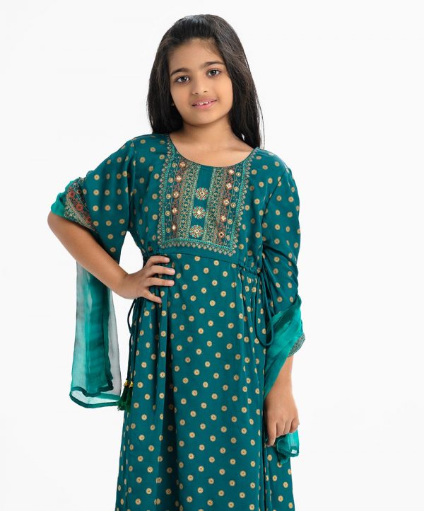 Kids girls salwar kameez in crepe fabric. Round neck, bell- sleeved. gathered waistline and karchupi at the front kameez. Cullots pant and chiffon dupatta .