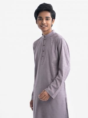 Teen boys panjabi in jacquard fabric. Mandarin collar, full-sleeved. Inseam pockets and button fastening at the front.
