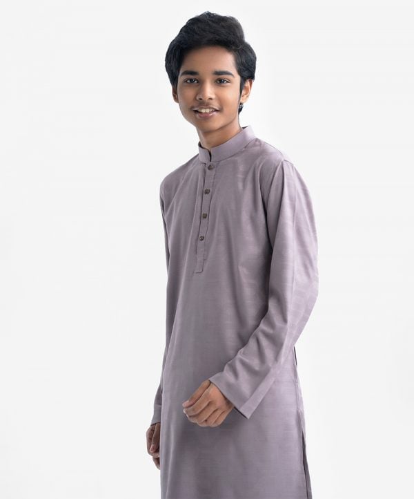 Teen boys panjabi in jacquard fabric. Mandarin collar, full-sleeved. Inseam pockets and button fastening at the front.